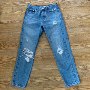 Levi’s Wedgie Fit Medium Wash Distressed Straight Leg Jean (size 26)